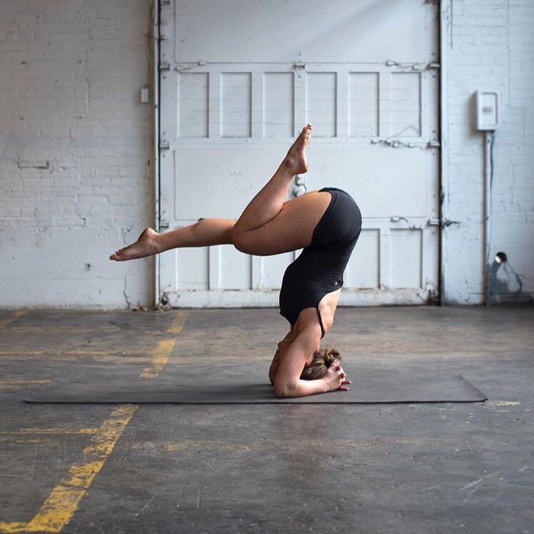 RedSpaceEvents's tweet photo. #tbt to @carriereilly transforming our concrete floors into the perfect yoga studio 🙌🏼 @AngelaFach 📷 #yoga #cle https://t.co/D5uNN6V9Cy