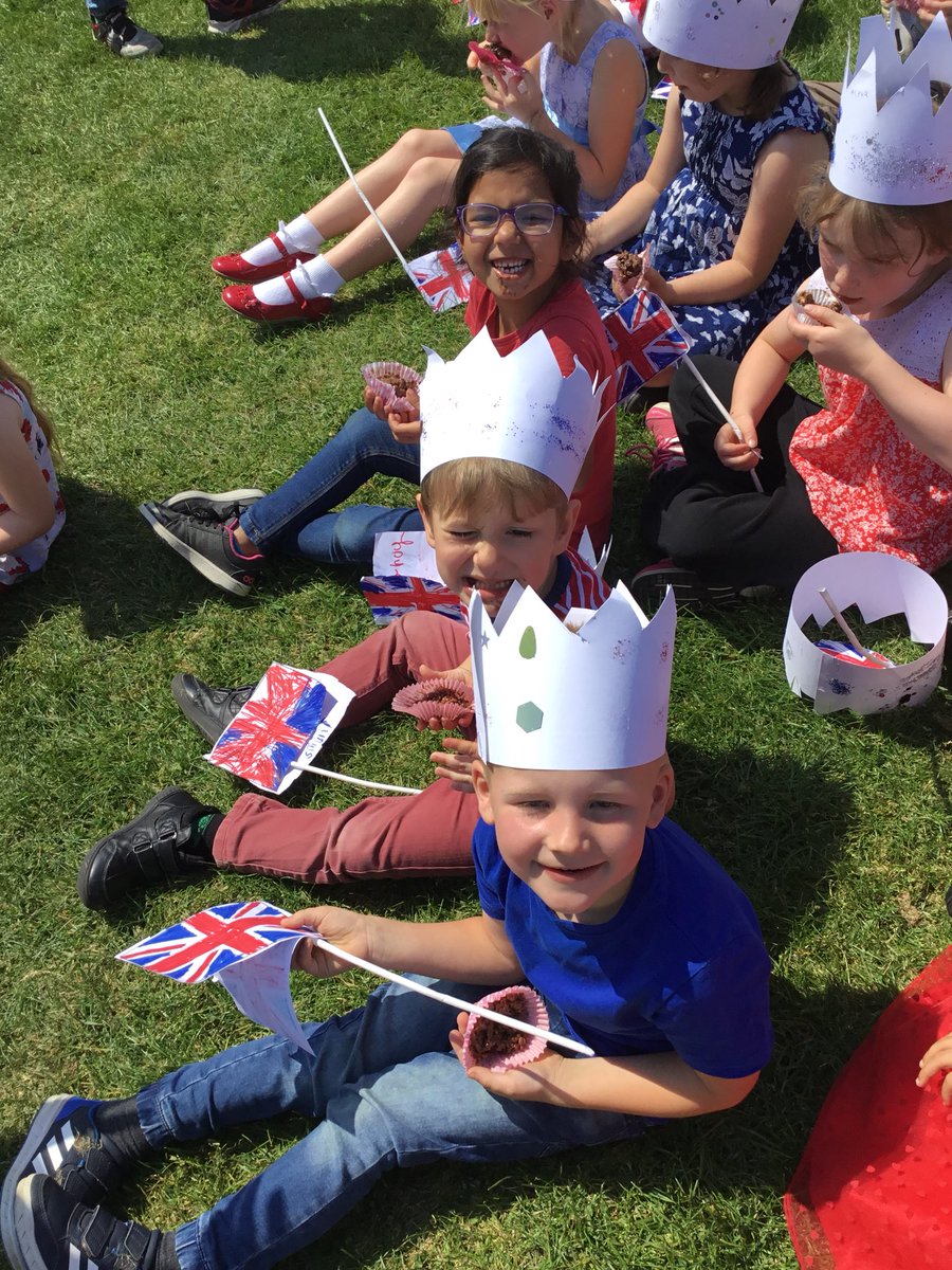 Y1HazelClass's tweet photo. Yummy crispy buns for the Royal Tea Party 🇬🇧✨ https://t.co/zHEt8QfKas