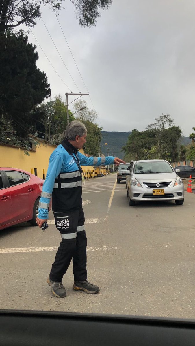 SilvyE24060043's tweet photo. @SectorMovilidad no podemos seguir dañando nuestros carros... necesitamos soluciones, ponemos el dinero pero no dejan utilizar nuestras vías privadas !!!! #viaarrayanes #movilidadarrayanes @EnriquePenalosa @CaracolRadio @NoticiasCaracol @citynoticias https://t.co/muySQ1qFAb