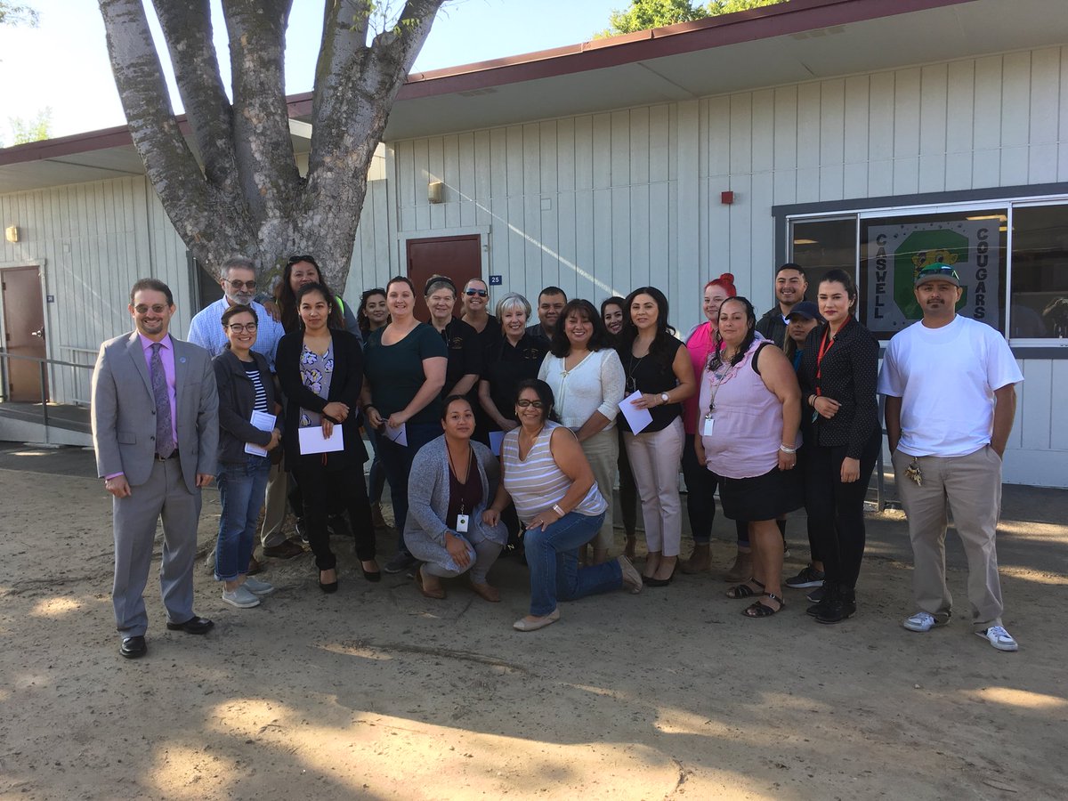 CaswellCougars's tweet photo. Dr. Siegel came out to appreciate our CLASSIFIED staff this morning!!! Because of you....our school is a better place😍#wecouldn’tdoitwithoutyou@CeresUSD https://t.co/lmBzTxhWwy
