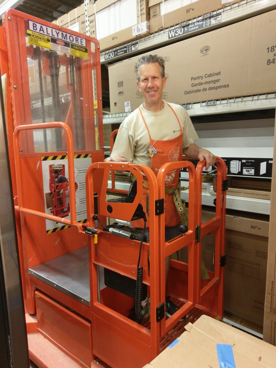 JJS14326's tweet photo. Teamtully
David being safe getting merchandise for a customer!! 
#alwaysworkingsafe
@howe_agneshowe @joeydel947 @adriennekolb @prettibri0981 https://t.co/aLPxdlytpN