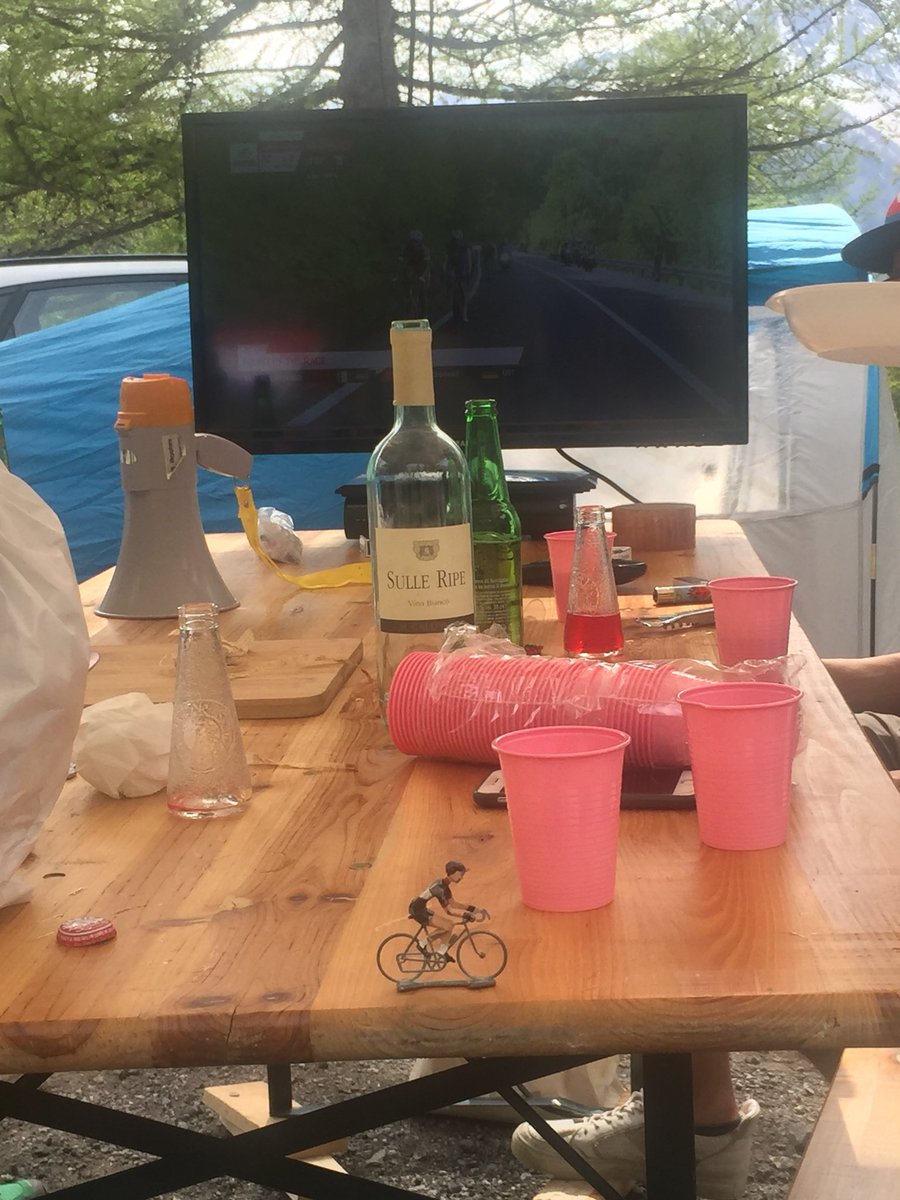 MeneerStiekema's tweet photo. @hetiskoers HIK2 is beetje stout en bevindt zich al op slotklim van morgen! Feest met Nederlanders en Italianen! #giro101 #Jafferau https://t.co/vXnWUt17XM