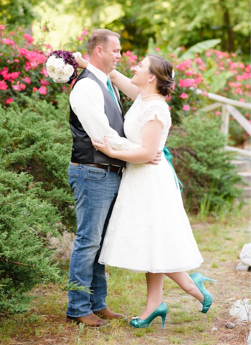 HuntClubFarm's tweet image. We host wedding receptions on the farm—or in the barn! And the scenery of Hunt Club makes a great spot for wedding photos. This gorgeous shot is from @dorabreauxphoto on Instagram. Congrats to the happy couple!