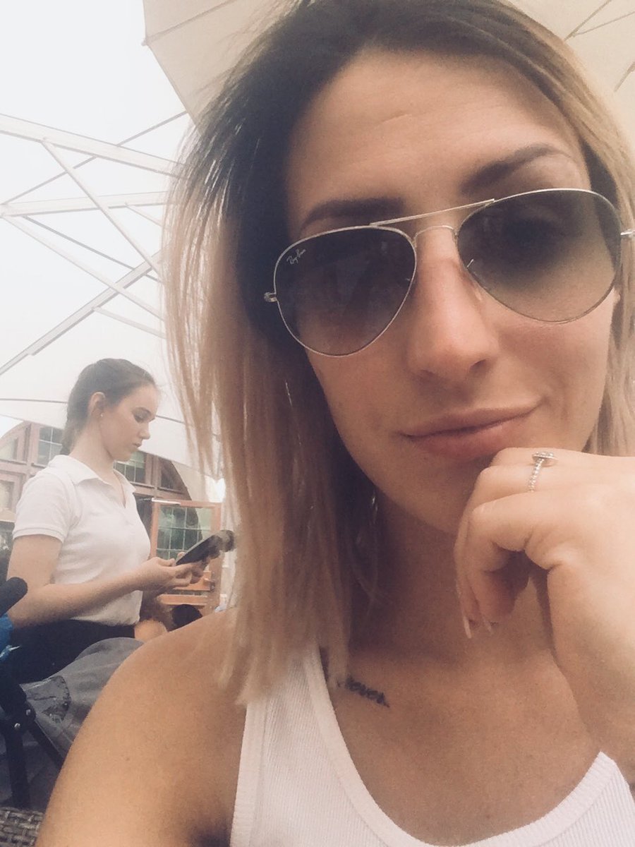 GeorgeonMegane's tweet photo. @MarinaKayeMusic ! Tu es devenue serveuse à Obernai ?! 😂 #sosie https://t.co/NApnwXx09L