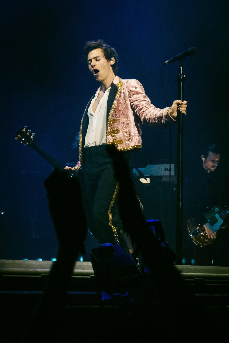 Syndrome_Harry's tweet photo. È cosa buona e giusta ricordare questo completo. 
Perché io non mi sono ancora ripresa. https://t.co/rWMO3iKdjU