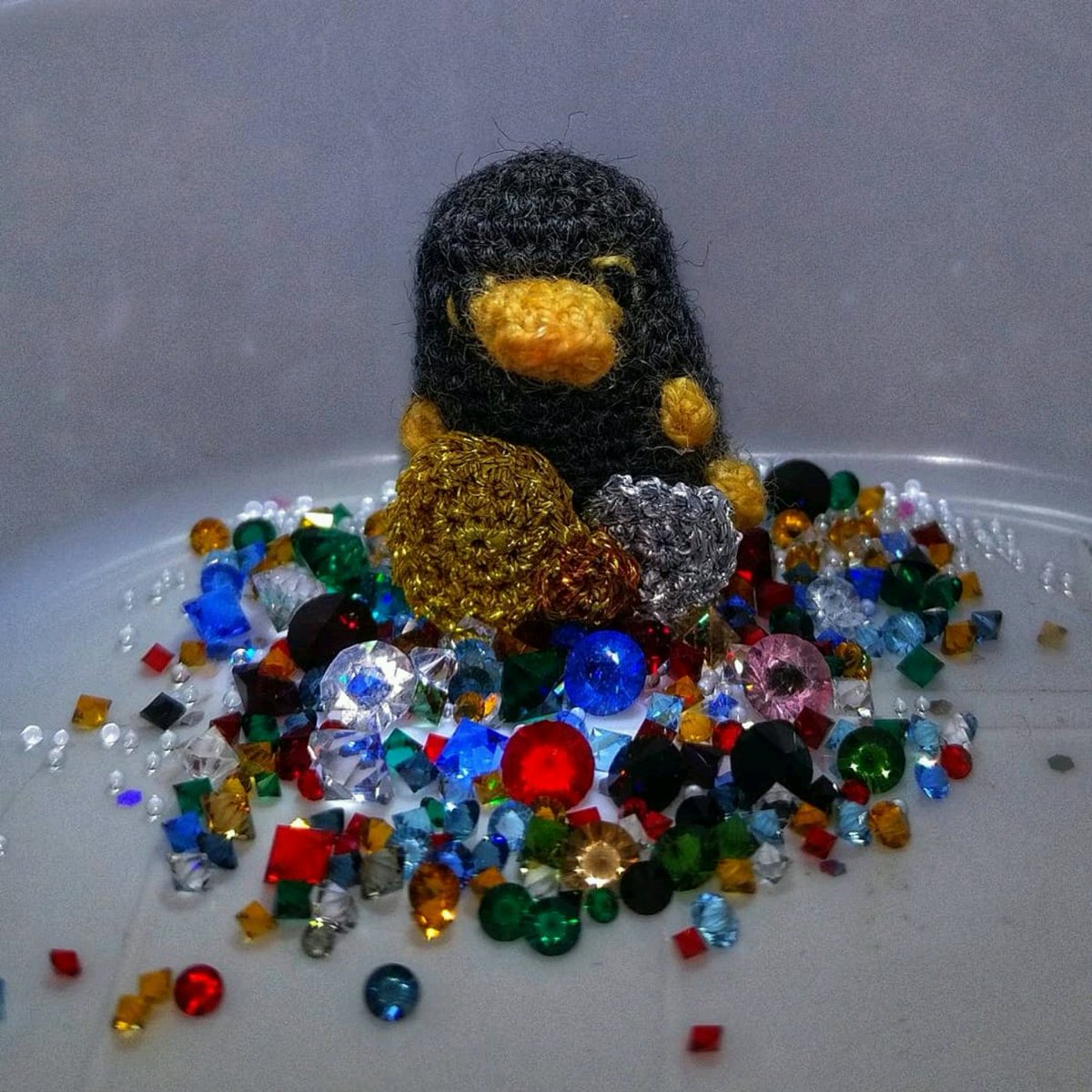 Kleptui's tweet photo. I made this tiny #niffler today! #fantasticbeasts #harrypotter #microcrochet #crochet #tiny #cute @jk_rowling https://t.co/kZ4fdFpo03