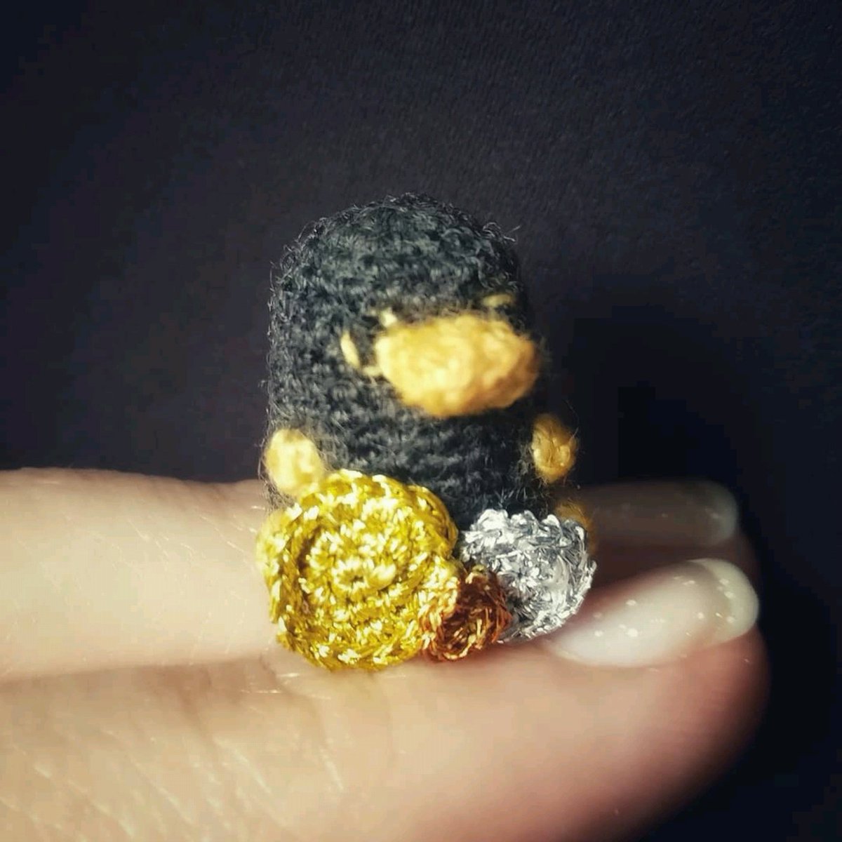 Kleptui's tweet photo. I made this tiny #niffler today! #fantasticbeasts #harrypotter #microcrochet #crochet #tiny #cute @jk_rowling https://t.co/kZ4fdFpo03