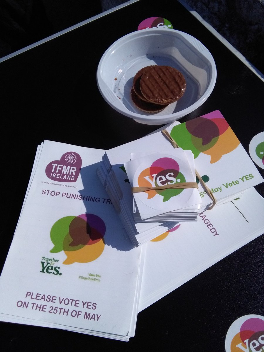 fhayesmccoy's tweet photo. Setting up for #reelsforrepeal in Dingle. #togetherforyes #lechéilearsonTá https://t.co/WyMkRjc5jI