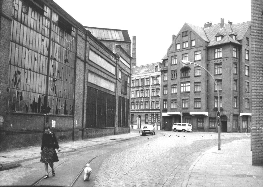 Anfang 1970 begann die #Deindustriealisierung in Ottensen. #MenckundHambrock verlagerte den Betrieb nach Schleswig-Holstein. Blick auf die Ecke #NöltingstraßeAmBorn hier steht heute der vom #StadtteilarchivOttensen aufgestellte Bagger seit 20 Jahren.