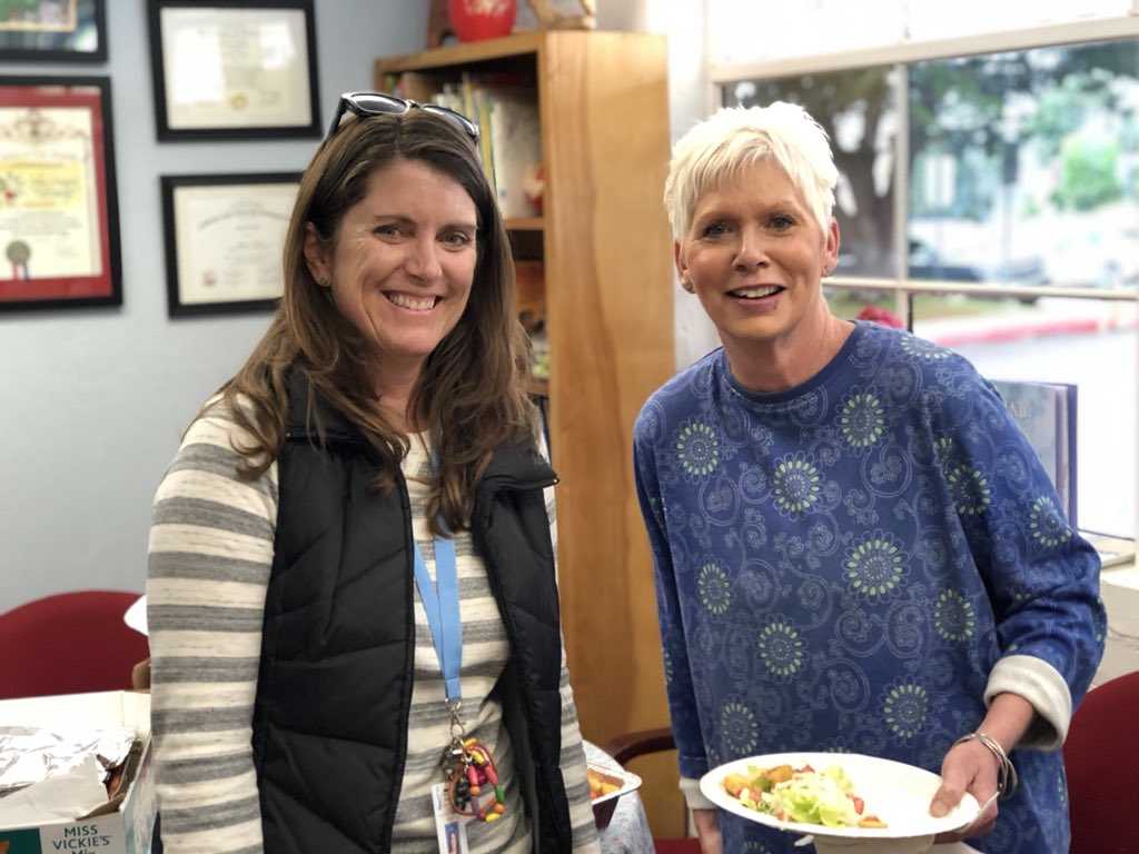 tarango_julie's tweet photo. Celebrating our valuable team today! Teachers provided lunch for our classified staff in appreciation for all that they do to make #LunadaBayElementary so great! #OneTeam #OneSchool #OneStaff #ClassifiedAppreciationWeek https://t.co/OlZdIFXv1O