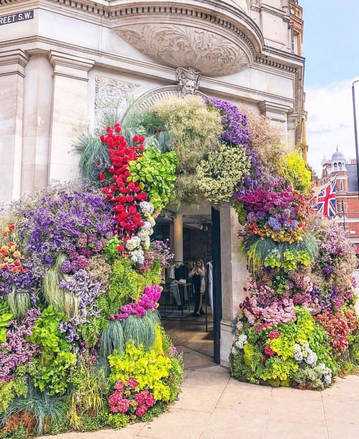 Why, hello there #ChelseainBloom! 👋🌸 

There's no better way to celebrate the arrival of summer than this floral art show. on from 21-26 May 🍃 <a href="/The_RHS/">The RHS</a>

📍 Rag and Bone, Sloane Square

[📸: @irkkuliri on IG]