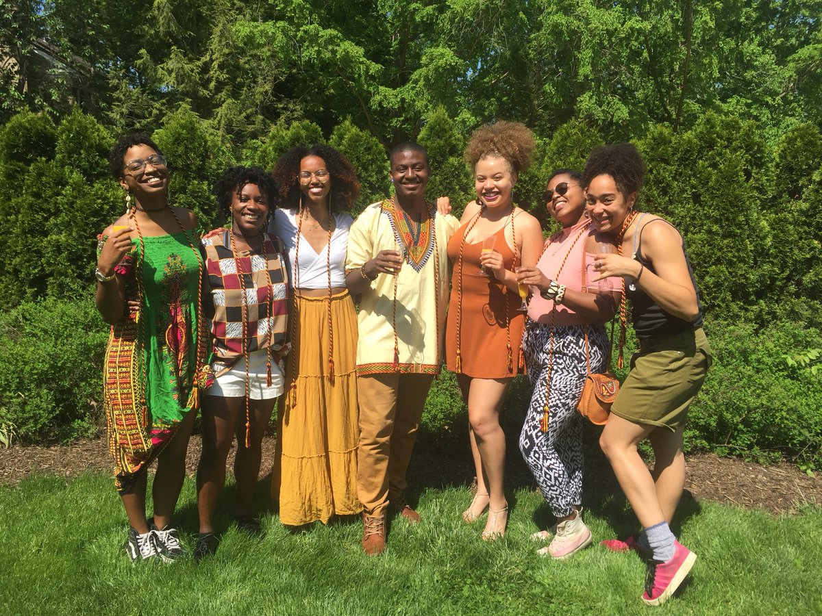 LRThuer's tweet photo. Sipping mimosas w @OCGives &amp; @oberlinalumni 2018 Senior Garden Party 🎈 https://t.co/qKIH70i7rR