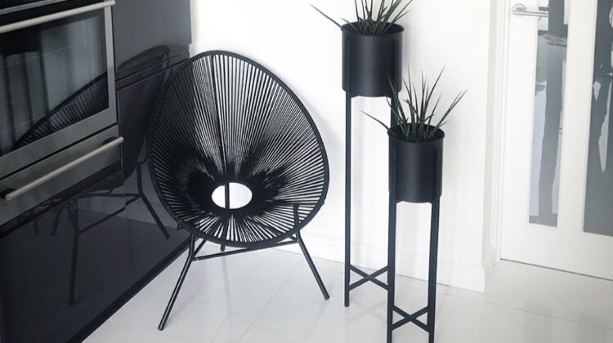 Style Icon 😍oliandgrace.co.uk/product/olivia… sitting pretty in this monochrome kitchen #acapulcochair #Kitchen