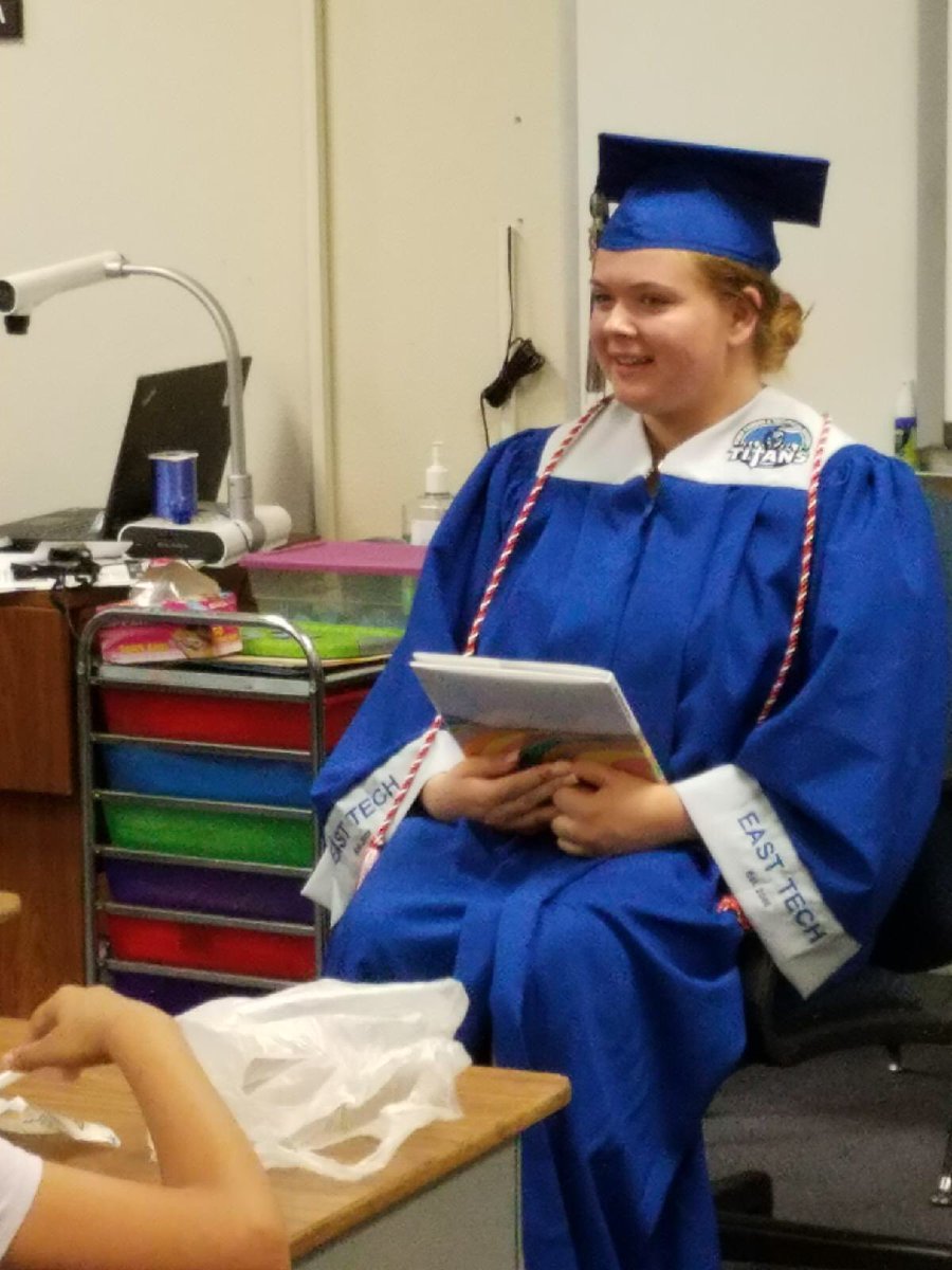 LenetteReece's tweet photo. Seniors reading “Oh the places you will go” to our 5th grade students. Memorable! #Rundlerising #PZ7rocks #ccsdachieves #changingtheworld https://t.co/C3ha6GgKfG