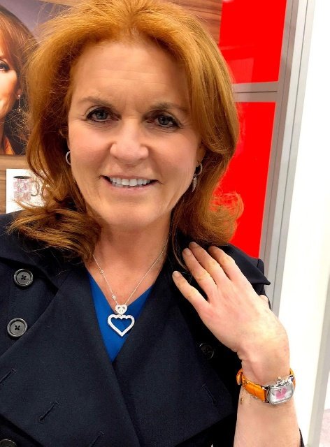 RacetoEraseMS's tweet photo. Exciting!!! Nancy Davis @NDavisR will debut her #PeaceAndLove #LovingArcCollection, worn here by @SarahTheDuchess, the Duchess of York, on @Evine Friday, 5/25, 7p PT &amp; 10p ET; Saturday, 5/26, 8a, 11a, 3p PT/11a, 2p, 6p ET. Part of the proceeds will benefit #EraseMS! https://t.co/tTdDgyE5uU