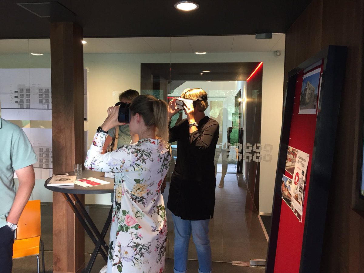 Gezellige 3D avond van het project Driedam te Purmerend. Iedereen heeft een goede impressie van zijn of haar appartement kunnen krijgen. <a href="/JohanHuijberts/">Johan Huijberts</a> en @Rij1981 hebben iedereen van genoeg informatie kunnen voorzien! #VanWijnen #klantbeleving #meerdanbouwen #VirtualReality