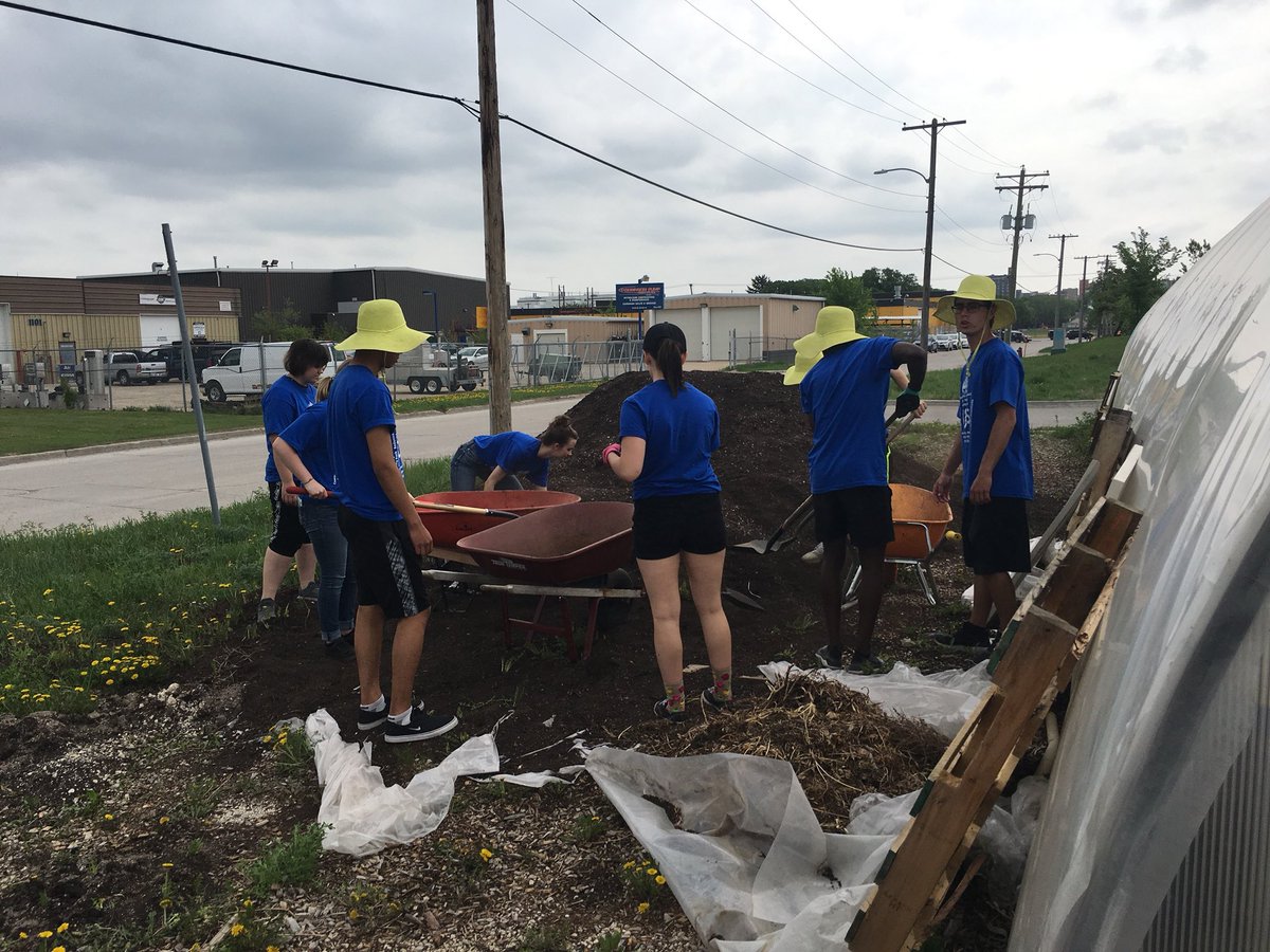SoniaRadi's tweet photo. Journée de Bénévolat avec des 12e! Put a good group to work at Winnipeg Harvest. @cjsLRSD #32bleu https://t.co/lPPJ3Km4BZ