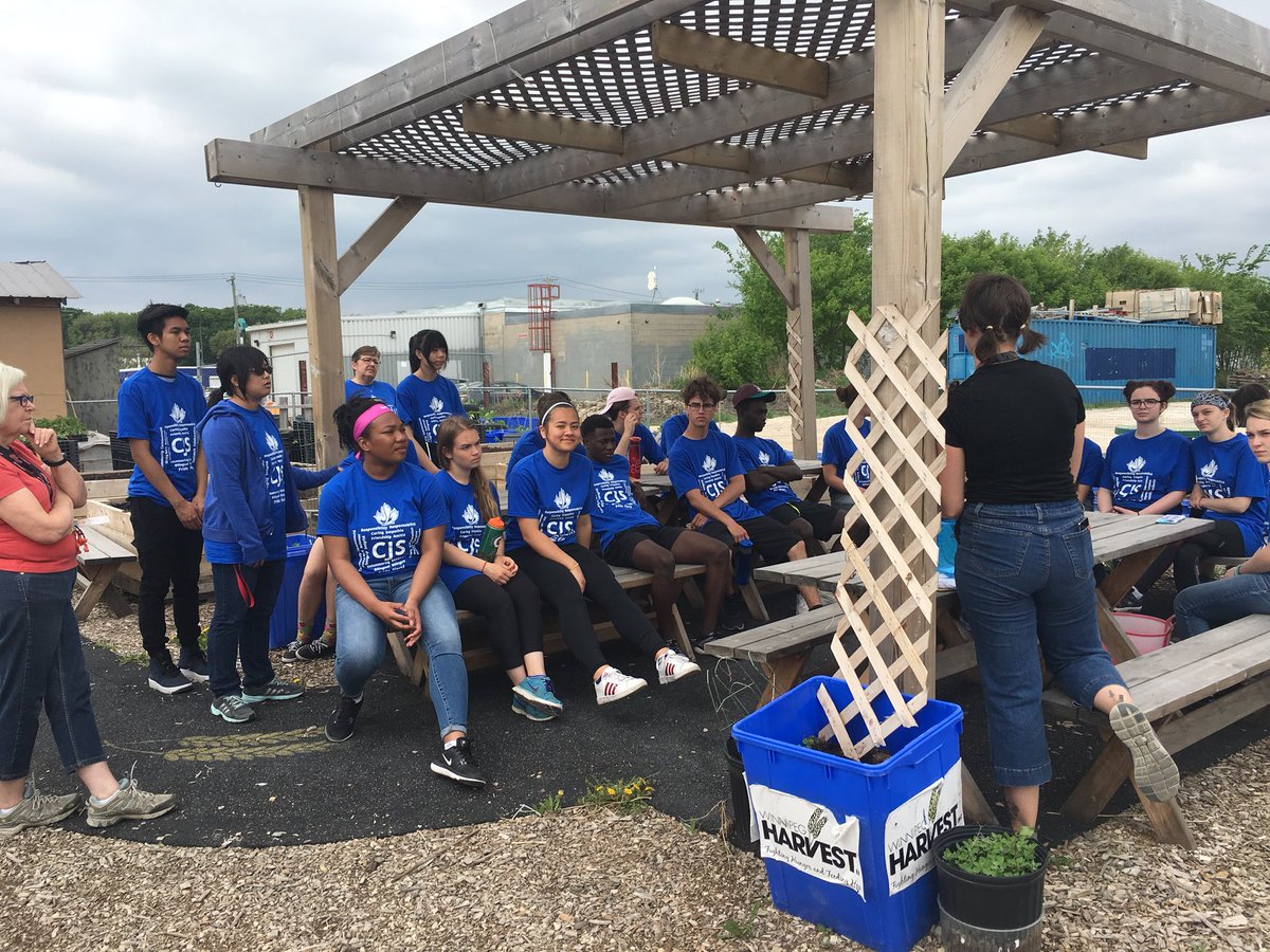 SoniaRadi's tweet photo. Journée de Bénévolat avec des 12e! Put a good group to work at Winnipeg Harvest. @cjsLRSD #32bleu https://t.co/lPPJ3Km4BZ