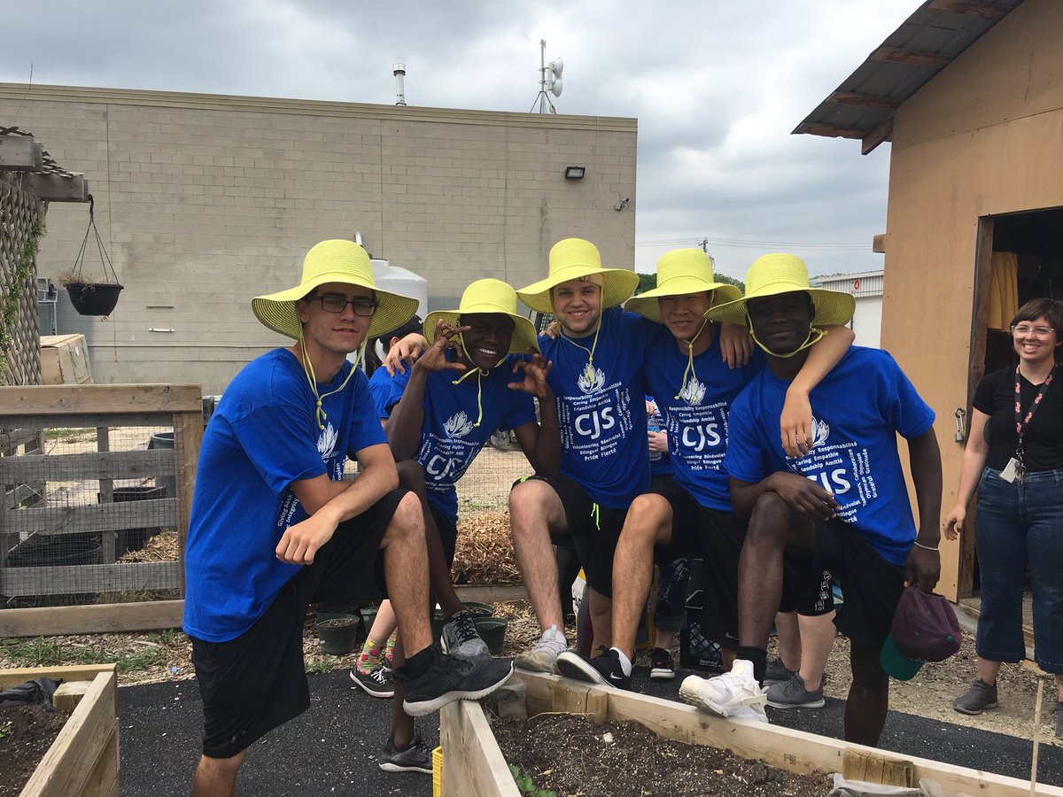 SoniaRadi's tweet photo. Journée de Bénévolat avec des 12e! Put a good group to work at Winnipeg Harvest. @cjsLRSD #32bleu https://t.co/lPPJ3Km4BZ