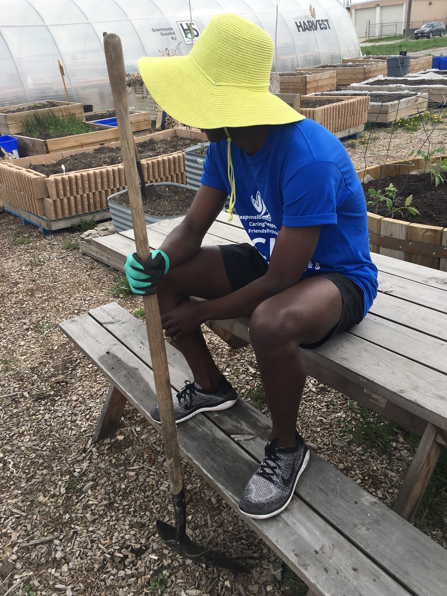 SoniaRadi's tweet photo. Journée de Bénévolat avec des 12e! Put a good group to work at Winnipeg Harvest. @cjsLRSD #32bleu https://t.co/lPPJ3Km4BZ