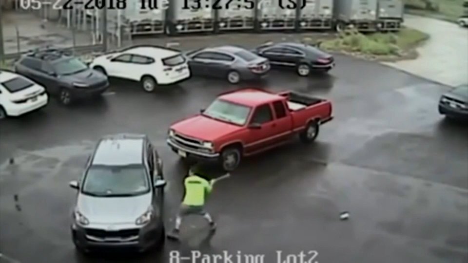 City of Brotherly Love? Philly road rager uses sledgehammer in attack ow.ly/RlTn30kaiI9 https://t.co/S4LTx2IuH7