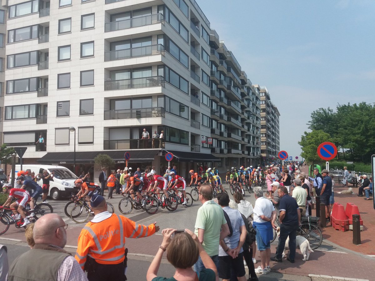 Schitterende beleving voor onze Crelan-klanten vandaag <a href="/belgium_tour/">Baloise Belgium Tour</a>. Thanks driver <a href="/kevinHulsmans/">kevin Hulsmans</a> en <a href="/Snipercycling/">Roompot - Charles Cycling Team [backup]</a> #Crelan #Tussensporterensupporter. Ps: straffe eindjump <a href="/MerlierTim/">Tim Merlier</a> !