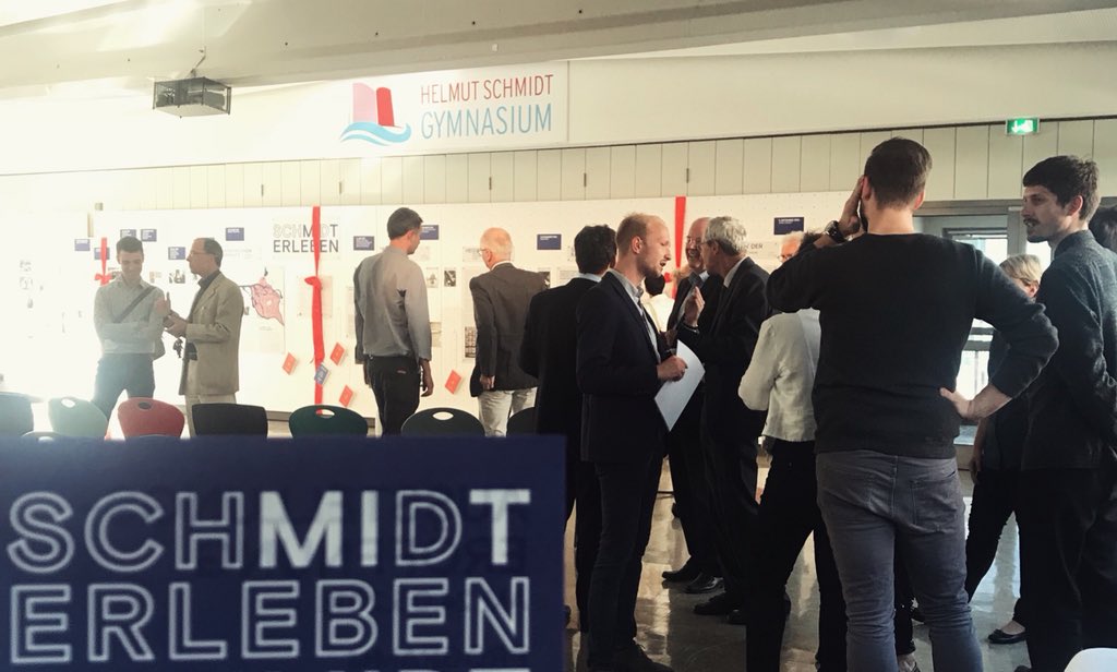 “Schmidterleben”-Schnappschüsse: So interpretieren die Ausstellungsmacher den Namensgeber ihres Gymnasiums. Die Fotoschau bleibt dauerhaft in der Pausenhalle des Helmut-Schmidt-Gymnasiums und kann nach vorheriger Anmeldung im Schulbüro besichtigt werden.