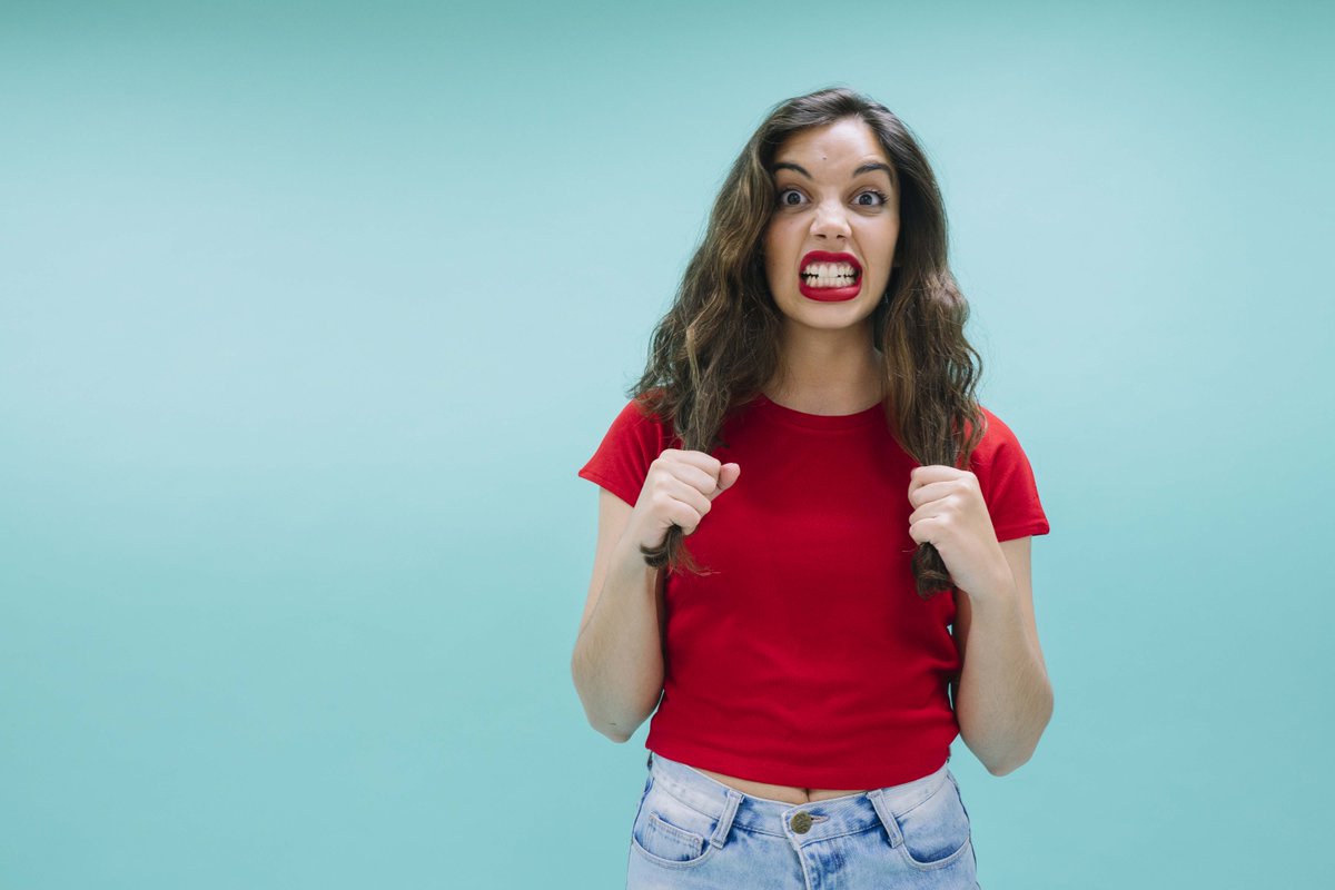 Удивленная девушка. Девушка на розовом фоне. Crazy woman. Эмоции. Орущий человек.