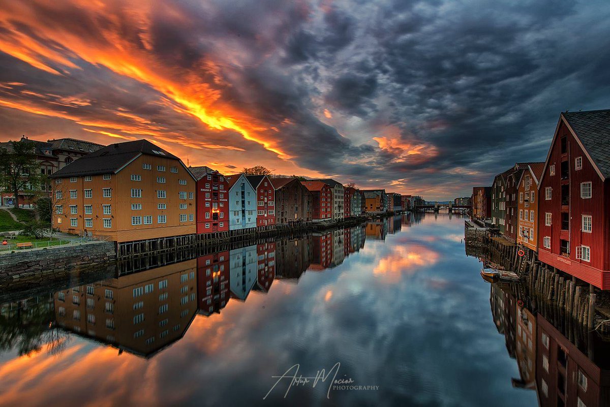 elusive_moose's tweet photo. Trondheim #sunset 😊 © Artur Mocior #Norway #travel #photography @VisitTrondheim @trondelag https://t.co/miRa6wjh1b