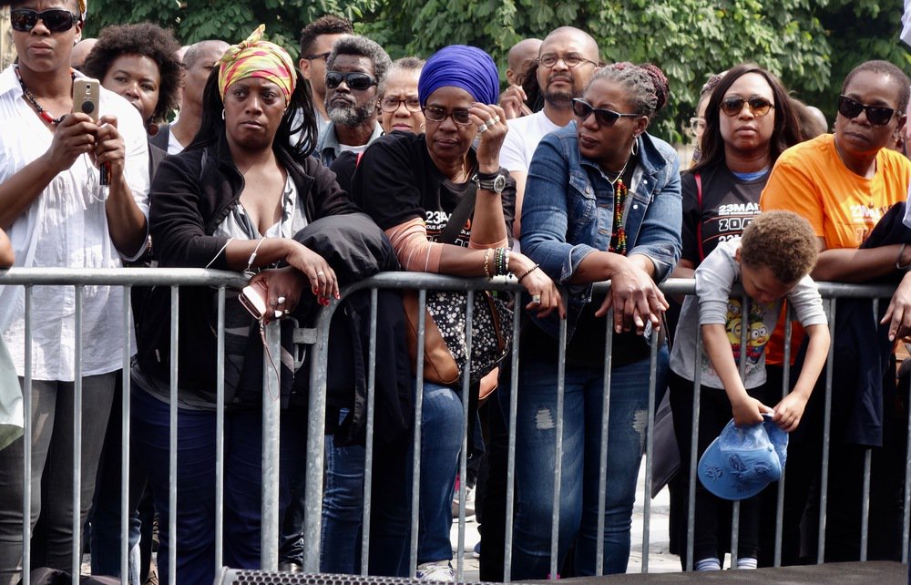 Mediapart's tweet photo. Ils étaient quelques milliers à marcher silencieusement hier à #Paris, à l'occasion de la journée nationale en mémoire des victimes de l'#esclavage colonial. «Un Français n'est pas uniquement un descendant de Gaulois, blanc, chrétien et européen» >https://t.co/CTCiHYr303 https://t.co/NZHoZ6UUyS