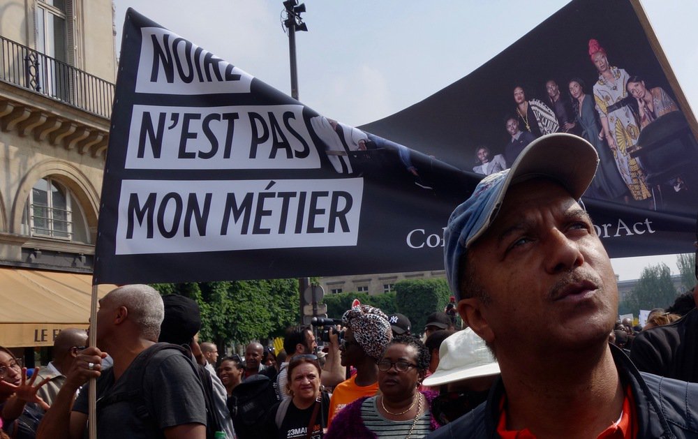 Mediapart's tweet photo. Ils étaient quelques milliers à marcher silencieusement hier à #Paris, à l'occasion de la journée nationale en mémoire des victimes de l'#esclavage colonial. «Un Français n'est pas uniquement un descendant de Gaulois, blanc, chrétien et européen» >https://t.co/CTCiHYr303 https://t.co/NZHoZ6UUyS