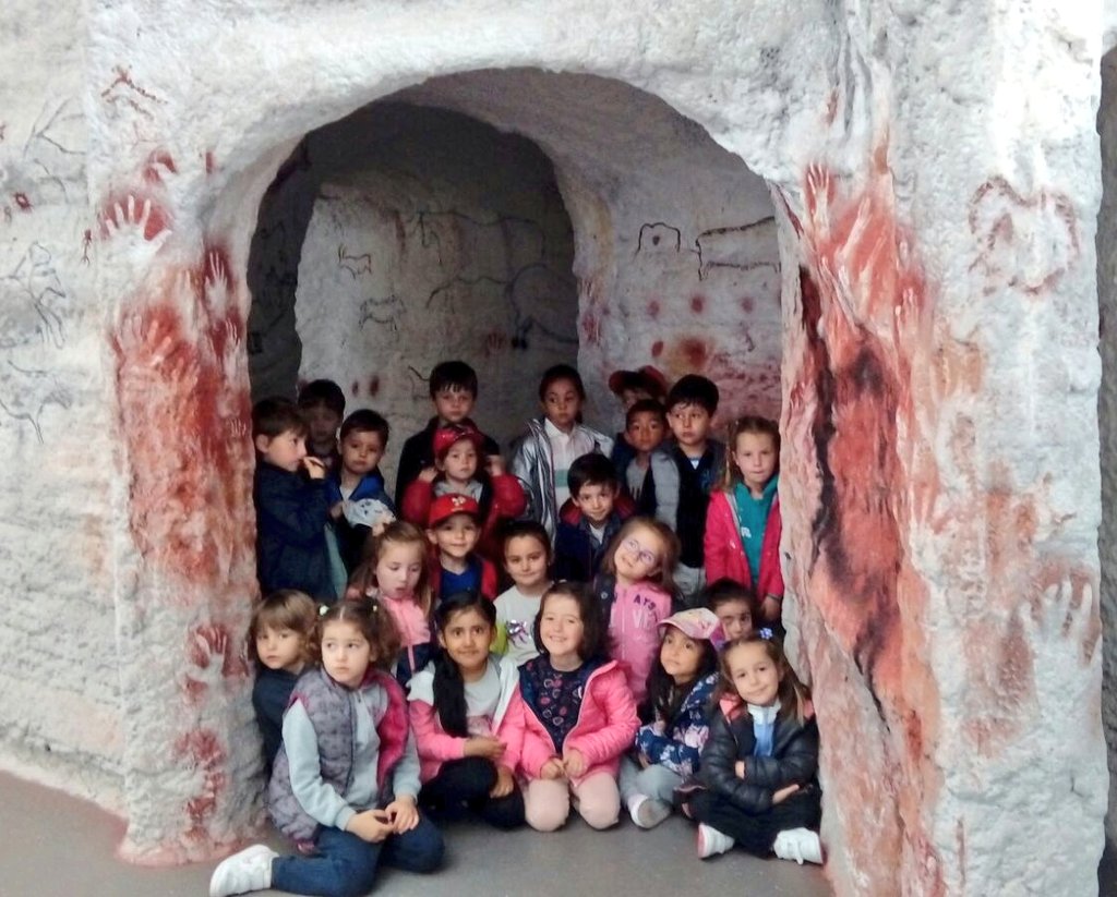 JesuitinasBu's tweet image. 2° y 3° de infantil han mostrado su valor yendo a Atapuerca hoy, a pesar del pronóstico...Madre Cándida les ha echado una mano y han podido disfrutar de los amigos, los talleres y el ☀️. #ExcursionesFindeCurso #SomosJesuitinas