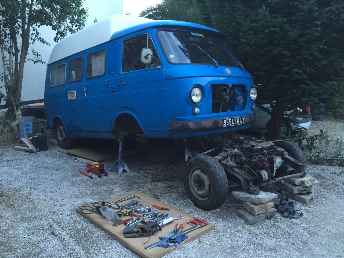 sweetvanlife's tweet image. On a tout vidé et sorti le train avant afin de démonter et faire une grosse révision moteur !