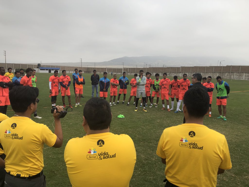 AdventistasANoP's tweet photo. Club Cesar Vallejo de fútbol recibe a la delegación de alumnos del JSM y administración de la #ANoP en su villa deportiva y reciben el libro El Poder de la Esperanza #ImpactoEsparanza #TomaTuLibro y #VuelveAVivir https://t.co/df5ZZ5ROh7
