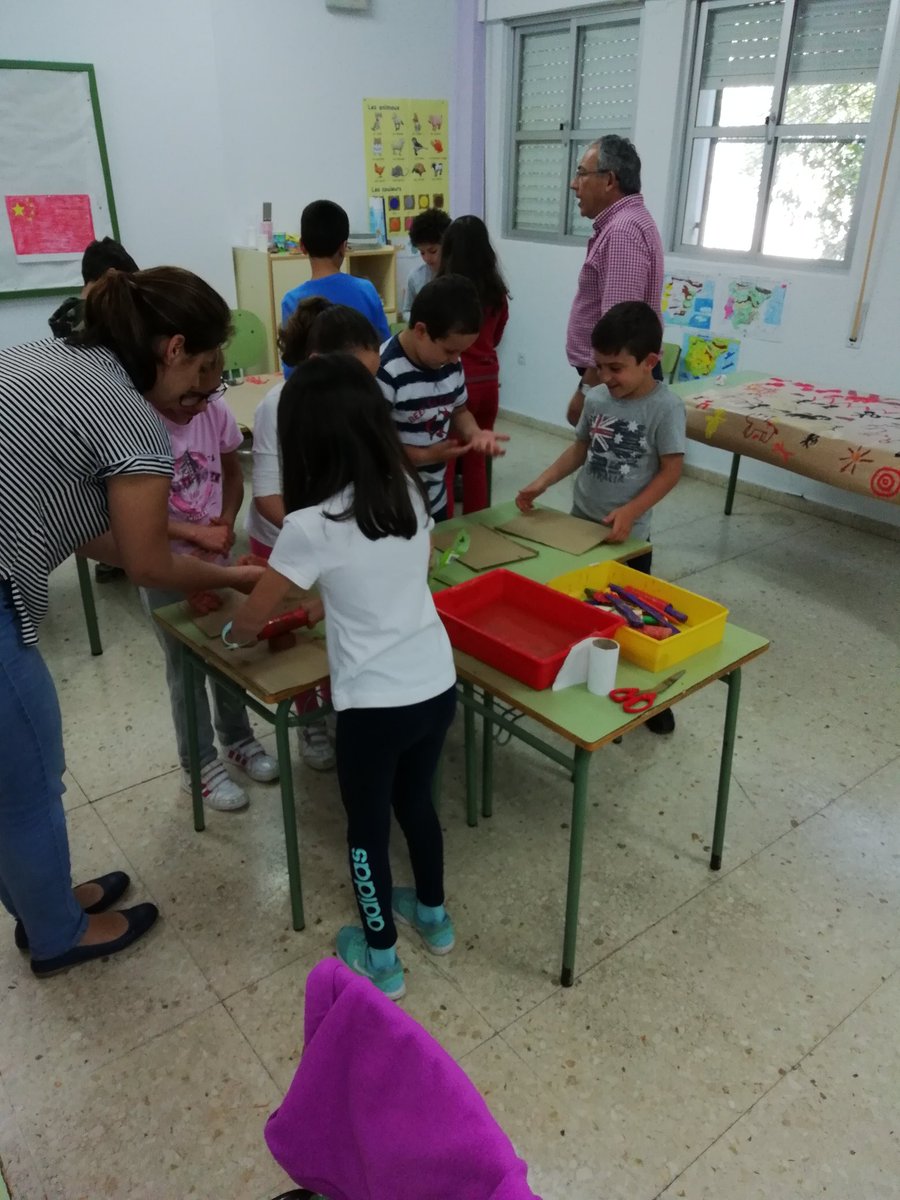 carlosm_rs's tweet photo. Cuando se une la #innovación #ABP y la #participación #gruposinteractivos se produce una enseñanza más significativa. Magnífico equipo de docentes y voluntariado del Fernando Hue de Zahara de la Sierra. Enhorabuena!!! #InnovaSdeC #haciendocomunidadSdeC @cepsierradecadi https://t.co/eh6VSowipU