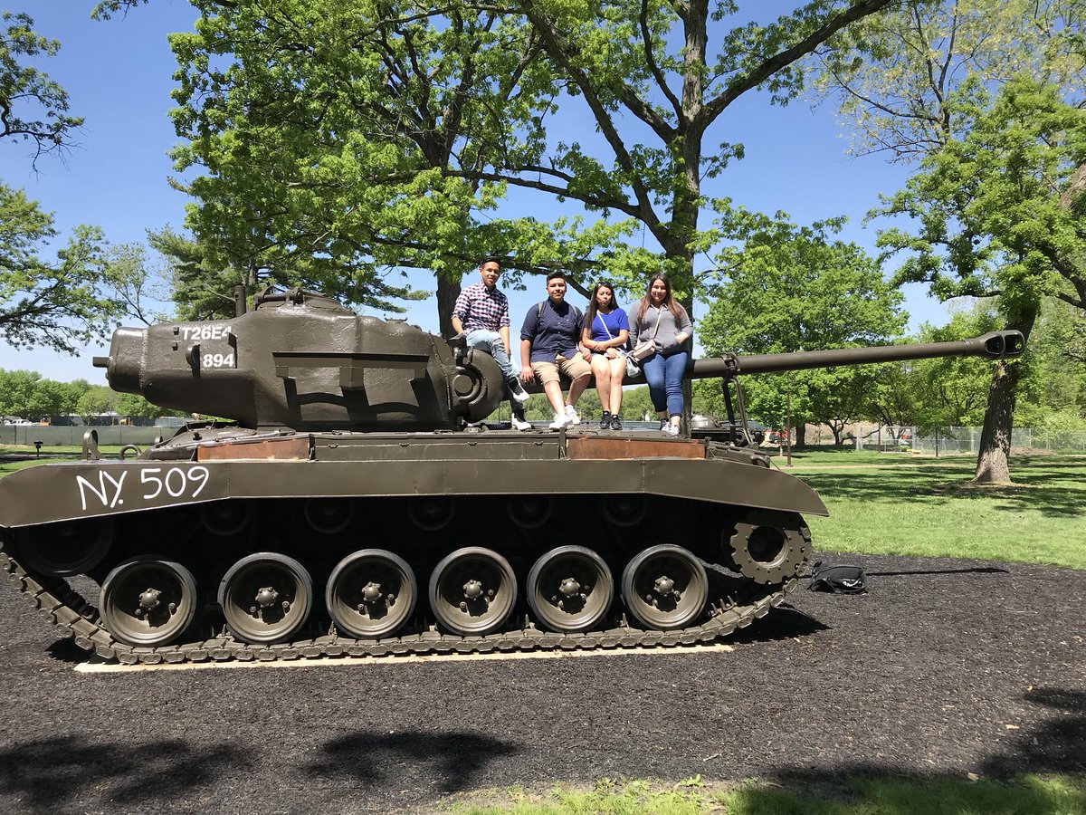Coach_Antosz's tweet photo. APUSH and APLAC visiting @CantignyPark today! @signorahawkins @Wheeling_Cats https://t.co/fCk3ZLIEPQ