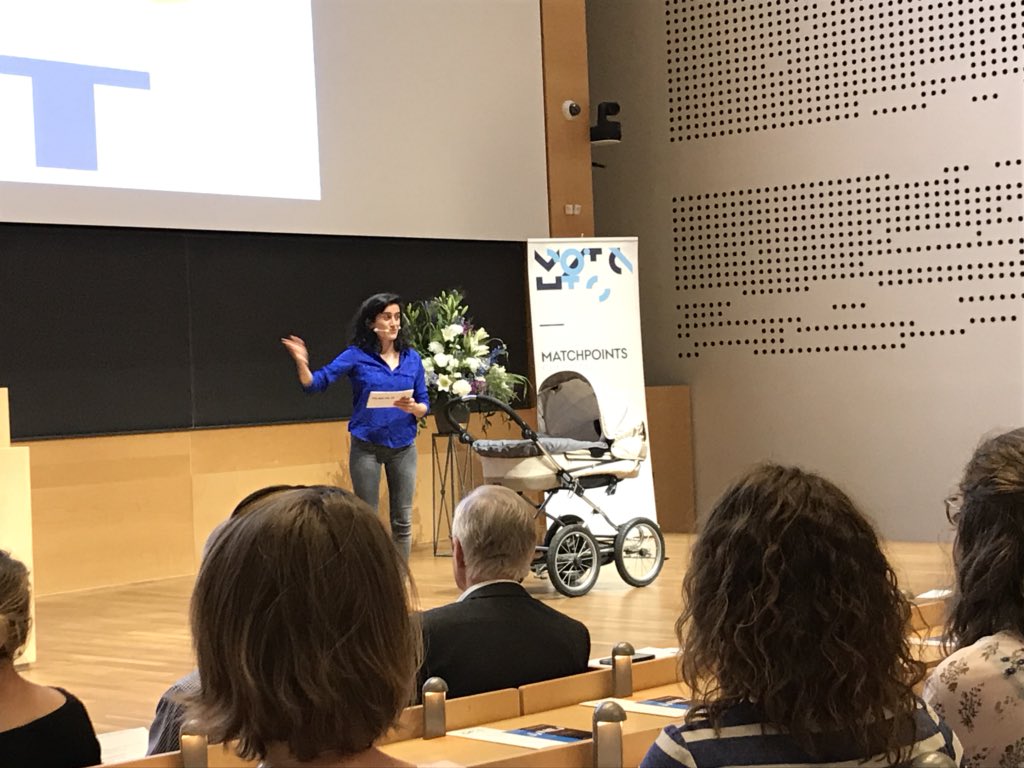 AarhusUni's tweet photo. “Glansbilledet af den danske velfærdsstat krakelerer, når vi sætter den under lup”. Skuespiller Özlem Saglanmak fra @NorrebroTeater fremfører #tænkepause om Velfærd af prof. Carsten Jensen på #matchpoints18 https://t.co/rO19VgxJpe