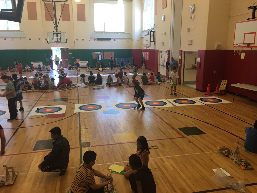 lori_calandra1's tweet image. Come fly with the 5th graders at MKES!! Future engineers and mathematicians at work!! #mkespride #catapultproject