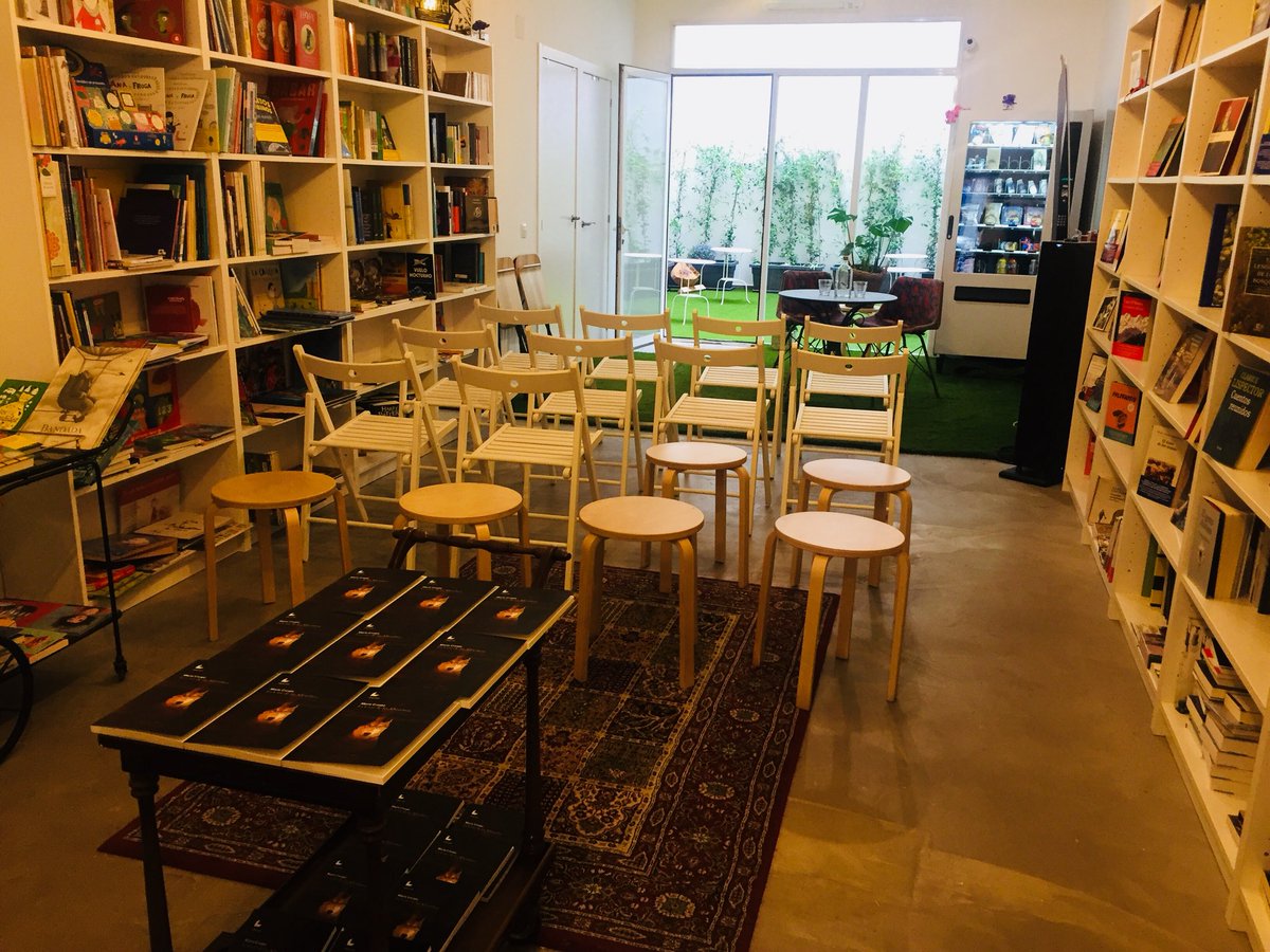 libroscom's tweet photo. Tenemos todo listo para la presentación del libro de @Mario__Crespo, ‘La casa de las alfombras’ en @LaSemilleraMad, una librería muy muy bonita y con una gran selección de títulos 😊 https://t.co/7wAopvnRsu