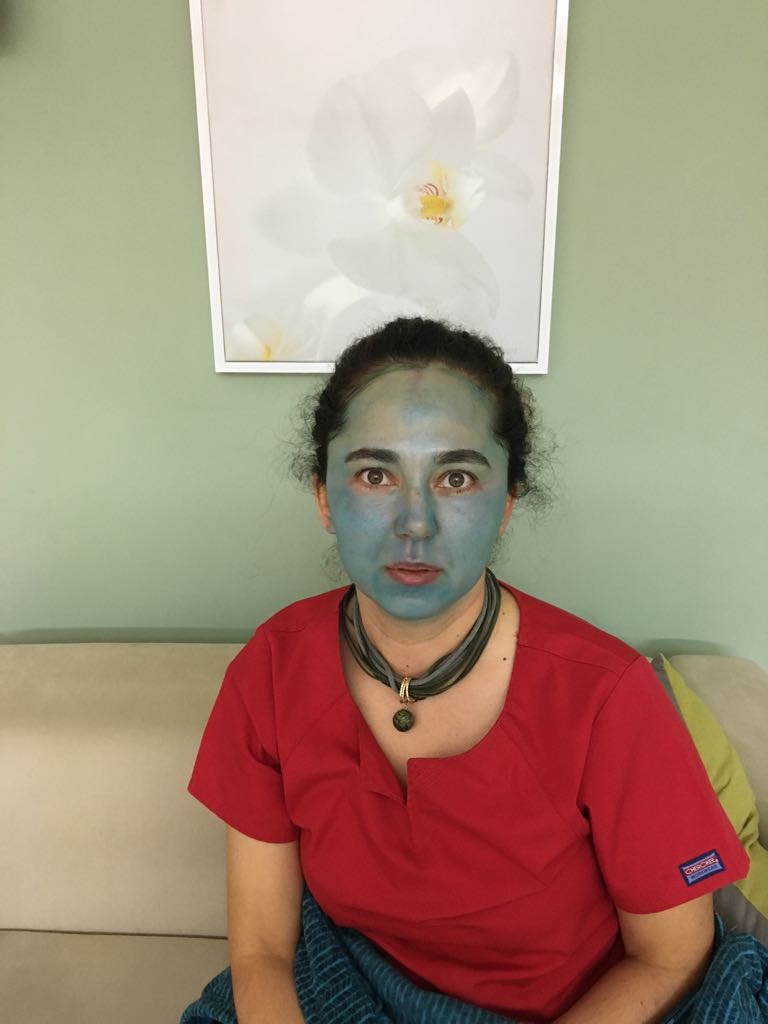 Zein Obagi Deep Blue Peel tedavisini Dr. Ebru Hanım kendine de uyguladı. Jinederm’ de Dr. Ebru Ünal tarafından uygulanan Zein Obagi Deep Blue Peel, sivilce izi, leke, ciltteki sarkma, kırışıklık, gözenek ve aklınıza gelen bir çok cilt sorunu tedavisi için kullanılır.