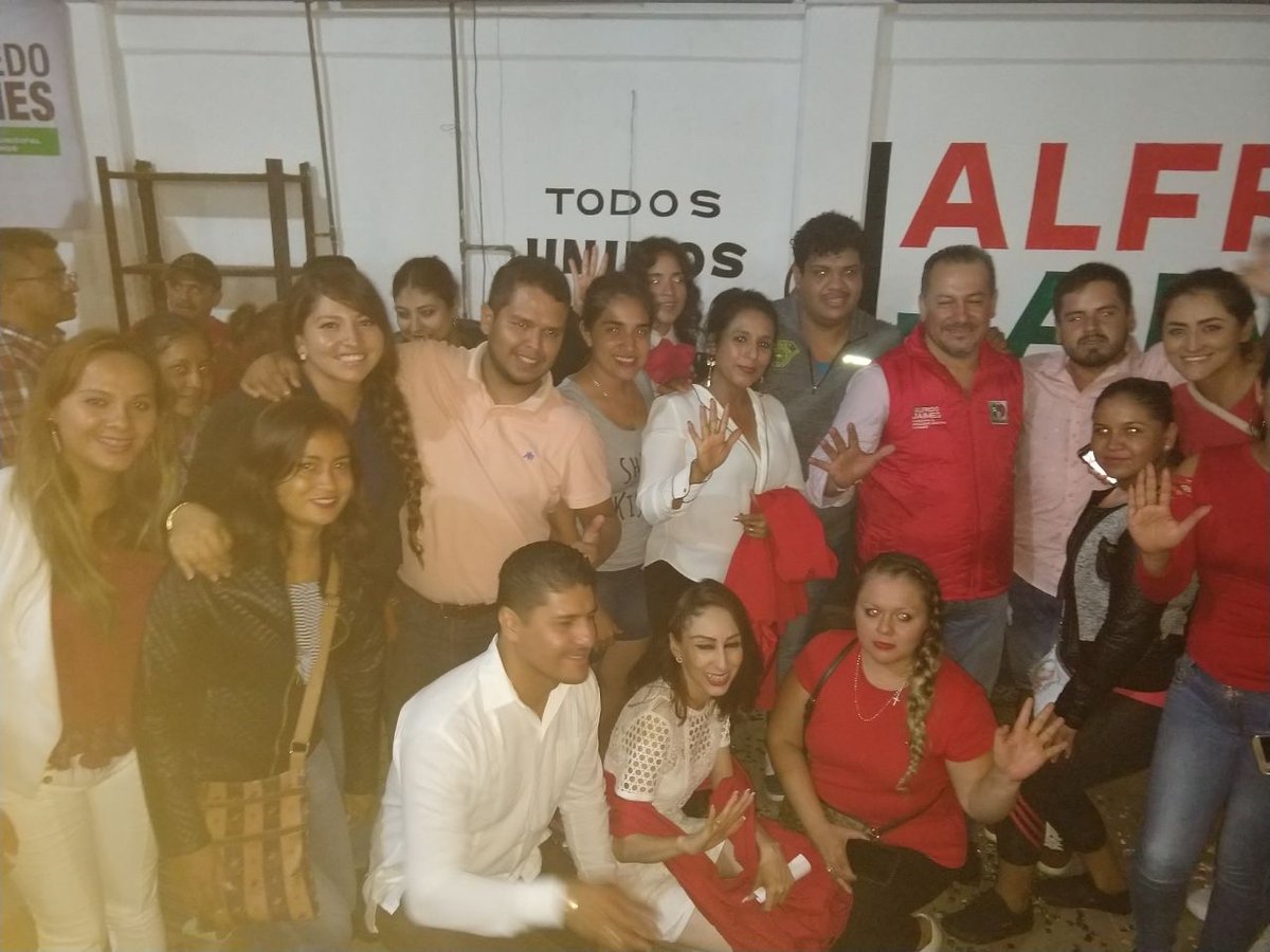 Abimael2018's tweet photo. EL MEJOR EQUIPO 🇲🇽 😍 ♥
#iniciodecampaňa #PRImeroTú #RoaTeam #soypri #5de5 #LuvianosRT @cruz_roa @iveth_bernal @EliaOcampo1 @Denia233 https://t.co/aMYvHJdMhR