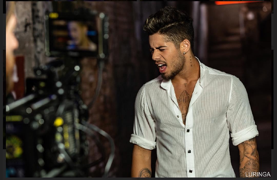 zefelipenews's tweet photo. Já estamos em contagem regressiva para #BanheiraDeEspuma. Vem dia 1° de Junho! 💥💃 |📸: luringa #ZéFelipe https://t.co/JsEY7cQlBm
