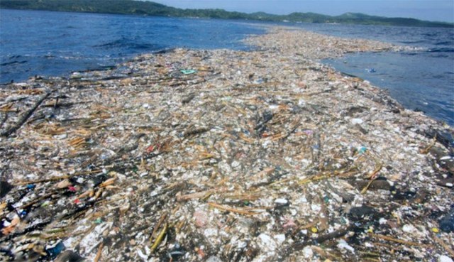 PLASTICSOLUTIO2's tweet photo. Just recylcing one bottle a day can prevent this mess that will take hundreds of years to clean up Follow us @PLASTICSOLUTIO2 https://t.co/DsVVIaSW5P