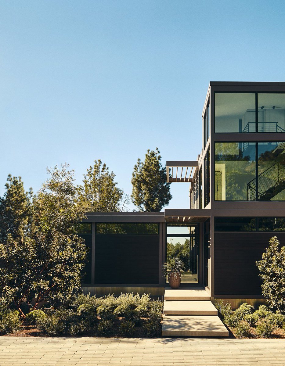 StudioBKA's tweet photo. My take away from the article is even a "kit-of-part" home must be designed to fit context. A large percentage of this home was customized by designers and beautifully done-so! #prefab #architecture #contemporary  article by: @dwell 
https://t.co/5FLxsHnrkZ https://t.co/AQvmgkkRSH