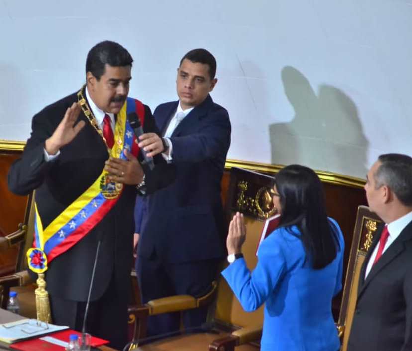 rafaelcalles's tweet photo. Juramento de nuestro Pdte. @NicolasMaduro ante la @ANC_ve Juro ante este poder constituyente, ante la CRBV, ante el pueblo, la Patria y Dios, cumplir y hacer cumplir la Constitución y llevar adelante todos los cambios que nos permitan llegar a Venezuela🇻🇪#DialogoPazYProsperidad https://t.co/2O9w8i7rNa