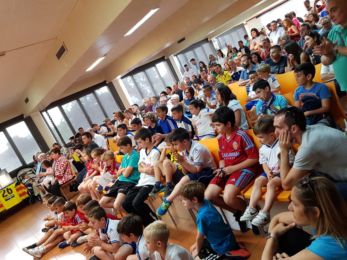 Estamos en la inauguración de la Peña Zaragocista Raúl Guti en el salón social del @St_Venecia 😀