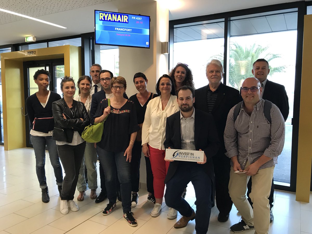 LIndep_perpi's tweet photo. Départ de la délégation catalane pour « l’opération #Francfort ». Une quinzaine de #Catalans partent vendre les Pyrénées-Orientales en #Allemagne 🇩🇪 #PerpignanFrancfort @lindependant https://t.co/S4TBm0MMTR
