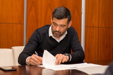 Dd-xKTtWAAIBaAt?format=jpg&name=360x360 FC Porto anuncia renovação de Sérgio Conceição