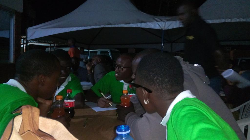 SQuizLeagueUG's tweet photo. Phones off the table, brains at work!

#MultipleChoice Round Powered by @HardwareWorld2

#SQL18 @betway_ug @CliveKyazze @Emanzi20 @CliveKyazze @LeonSolomon1 @dzyre256 https://t.co/0nAtZsovQA