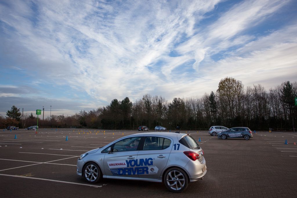 youngdriver's tweet photo. We are now offering a 6 lesson package deal for 30 or 60 minute lessons! Cost: Β£180 or Β£330. https://t.co/7T5zFS7zN0 #youngdriver #under17driving #roadsafety https://t.co/EelwuPPHtY